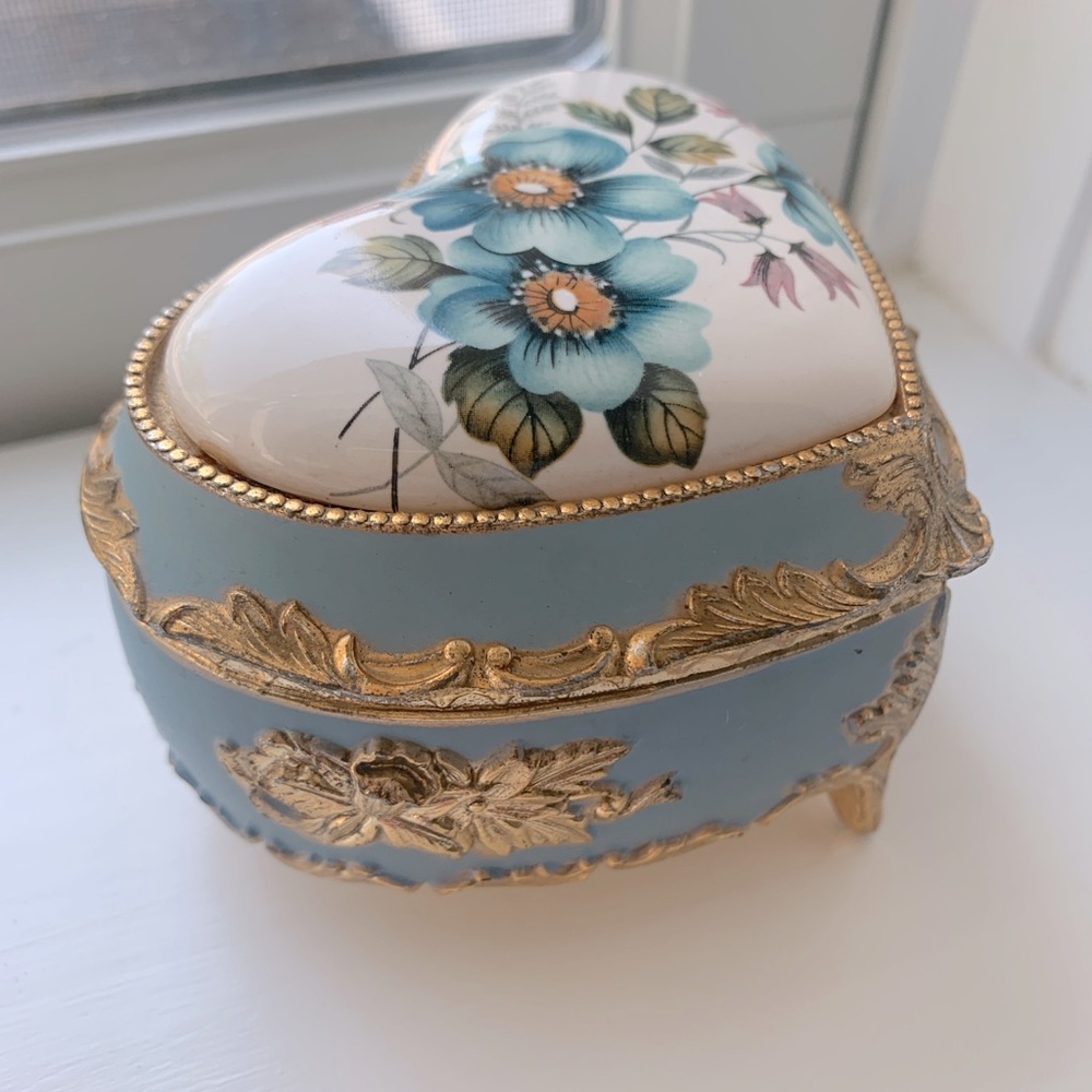 Vintage Floral Heart-Shaped Decorative music Box - Picture 3 of 4